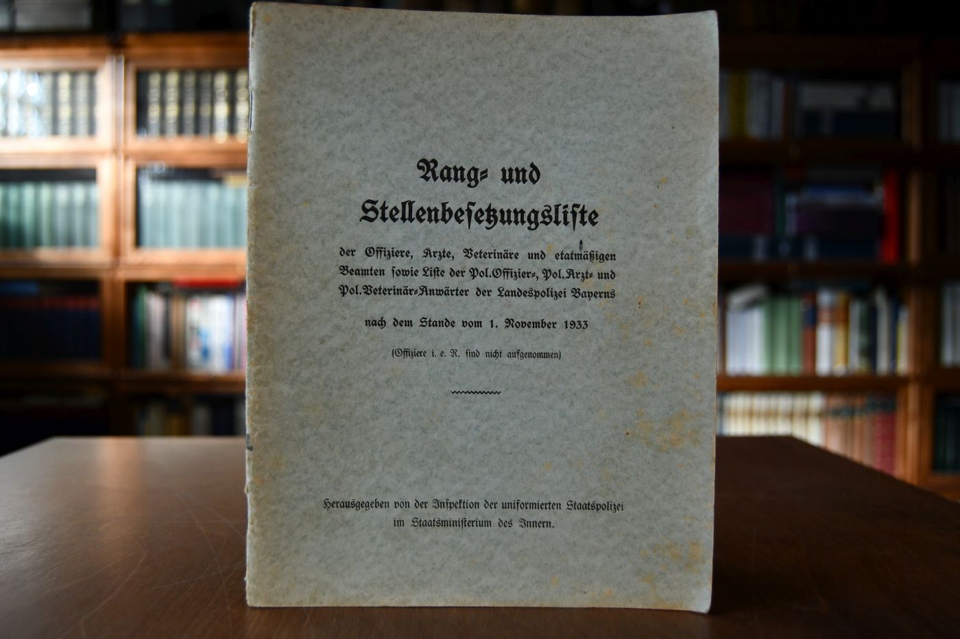 Rang- und Stellenbesetzungsliste der Offiziere, Ärzte, Veterinäre und etatmäßigen Beamten sowie Liste der Pol.Offizier-, Pol.Arzt- und Pol.Veterinär-Anwärter der Landespolizei Bayerns nach dem Stande vom 1. November 1933 (Offiziere i.e.R. sind nicht aufgenommen).