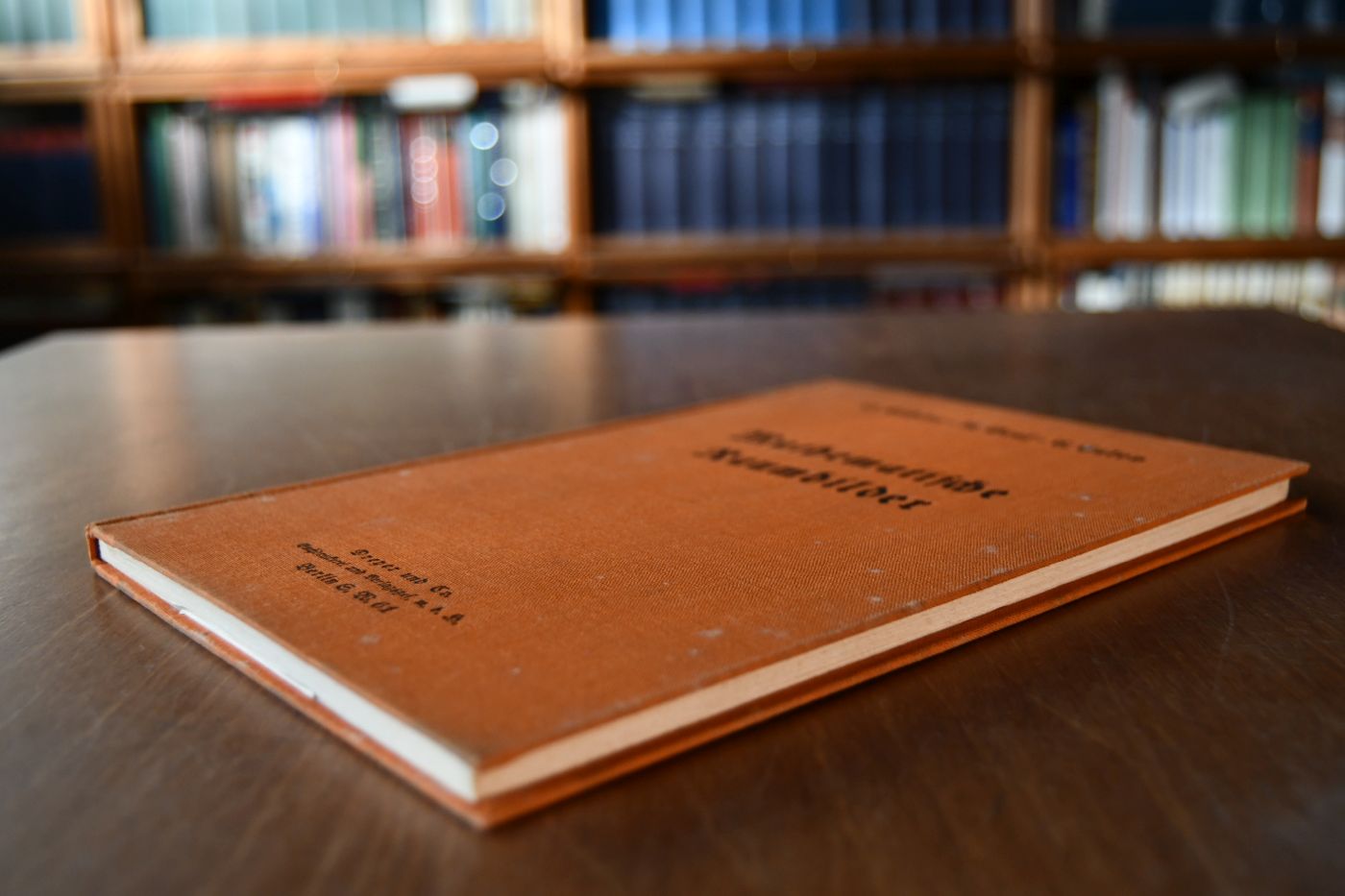 Mathematische Raumbilder. Vierundzwanzig Plastoreoskopdrucke (nach patentiertem Verfahren hergestellt) mit erklärendem Text und mit einer Einleitung. Zwei rot-grüne Betrachtungsbrillen liegen im Buchdeckel hinten bei.