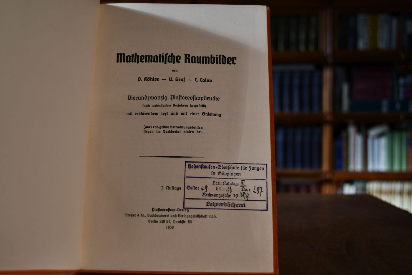 Mathematische Raumbilder. Vierundzwanzig Plastoreoskopdrucke (nach patentiertem Verfahren hergestellt) mit erklärendem Text und mit einer Einleitung. Zwei rot-grüne Betrachtungsbrillen liegen im Buchdeckel hinten bei.