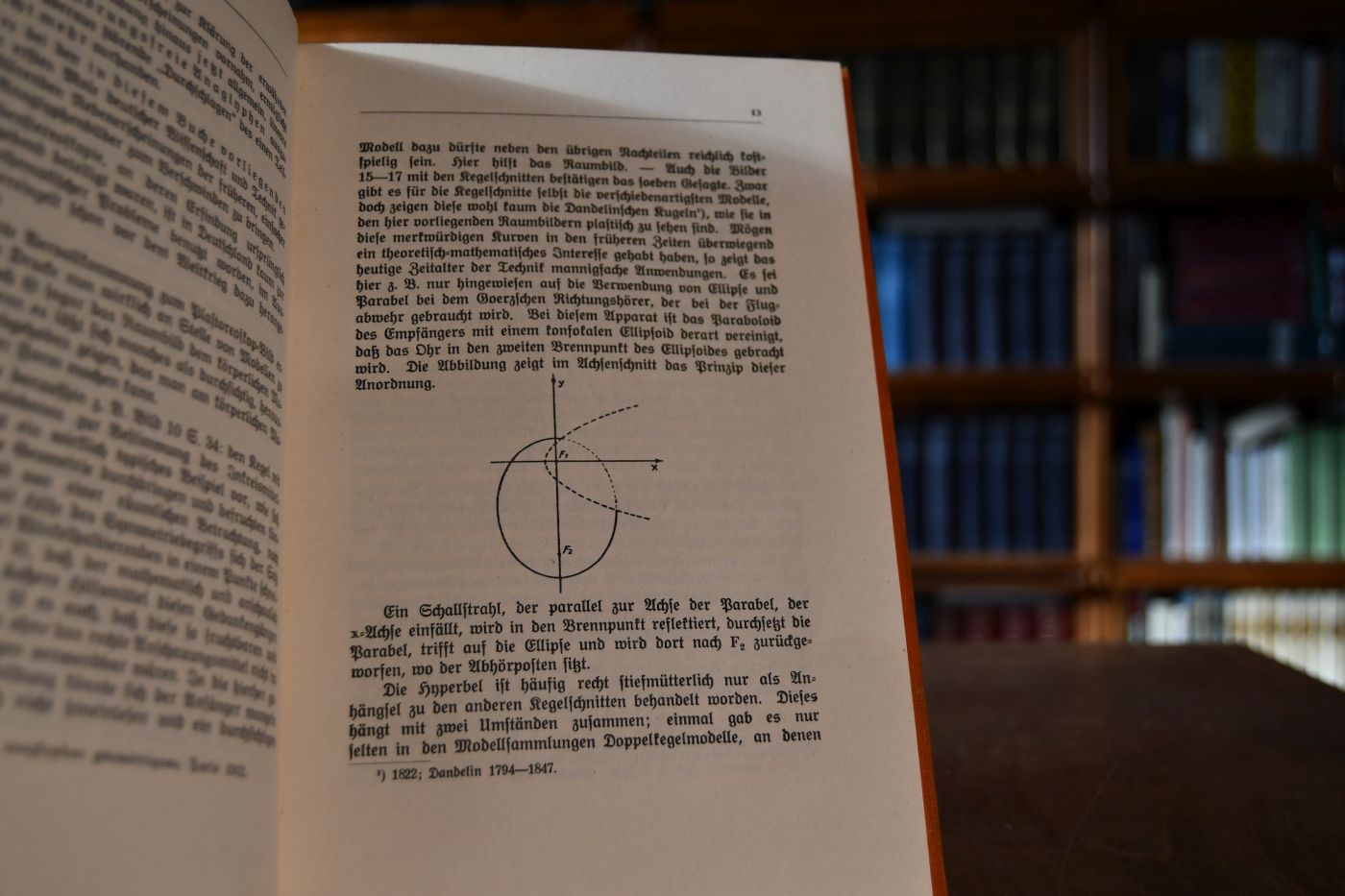 Mathematische Raumbilder. Vierundzwanzig Plastoreoskopdrucke (nach patentiertem Verfahren hergestellt) mit erklärendem Text und mit einer Einleitung. Zwei rot-grüne Betrachtungsbrillen liegen im Buchdeckel hinten bei.
