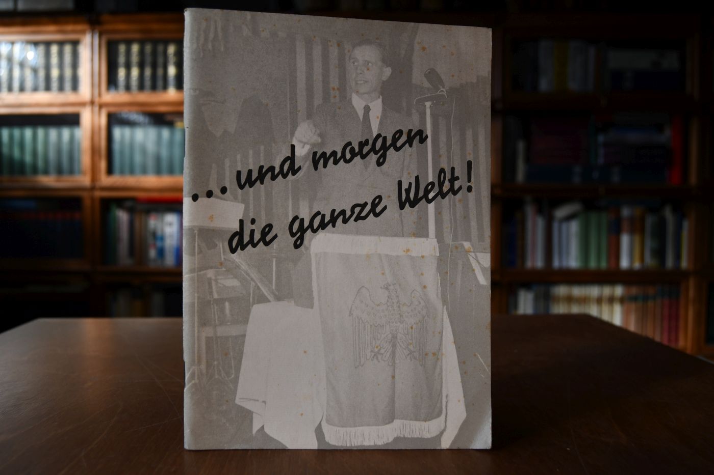 ... und morgen die ganze Welt! Der Neofaschismus und die Neofaschisten beleuchtet vom Bund Deutscher Jugend.