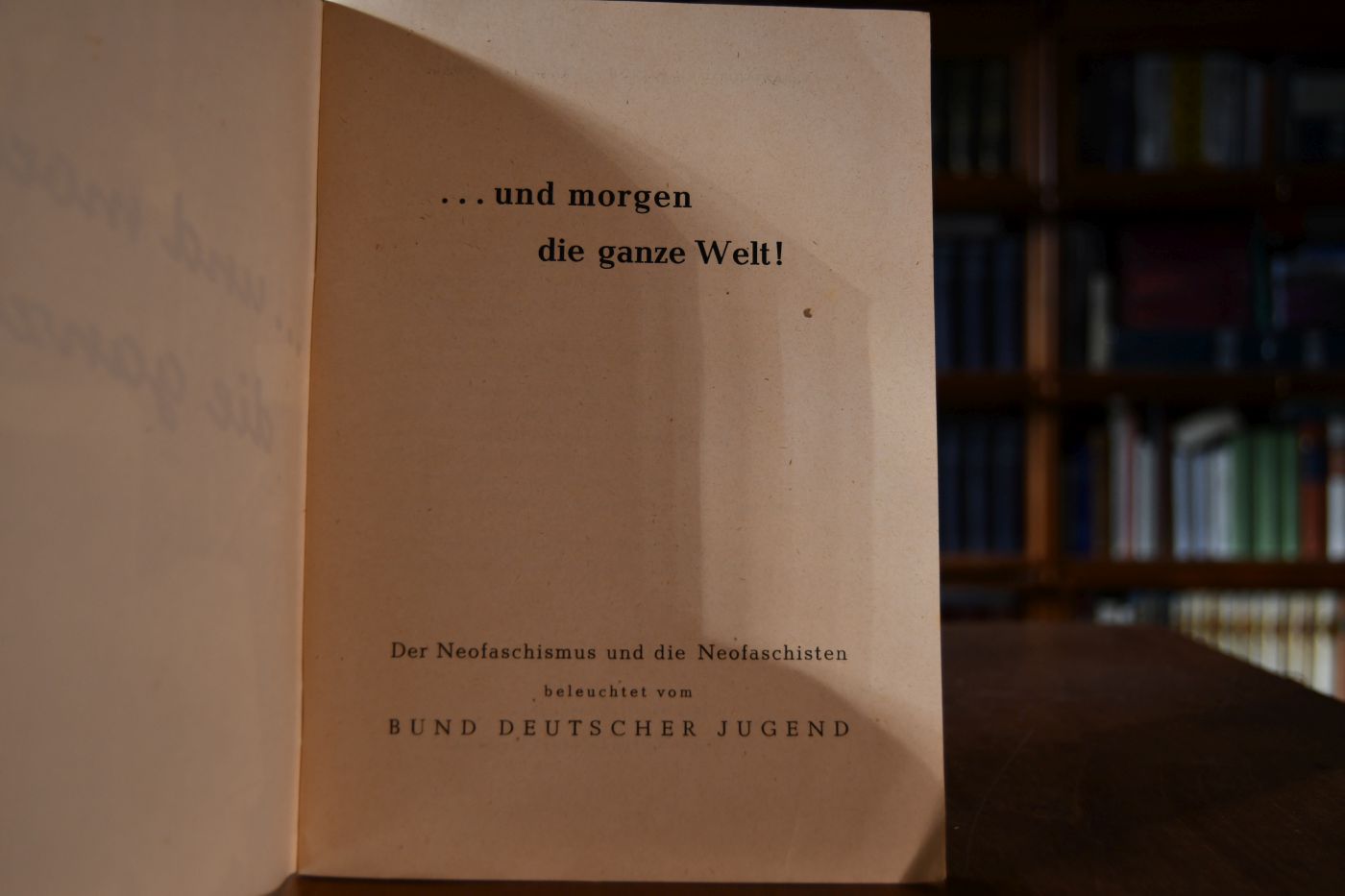 ... und morgen die ganze Welt! Der Neofaschismus und die Neofaschisten beleuchtet vom Bund Deutscher Jugend.