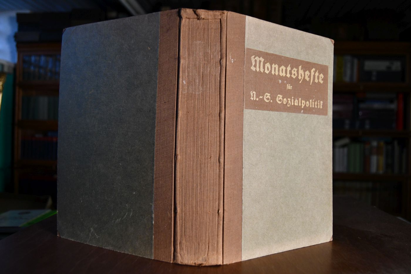 Monatshefte für N.S. Sozialpolitik. Mit Beilage "Der Vertrauensstaat". 3. Jahrgang 1935-1936 (12 Hefte ). Beigebunden4. Jahrgang, Heft 16 vom 25. August 1937.
