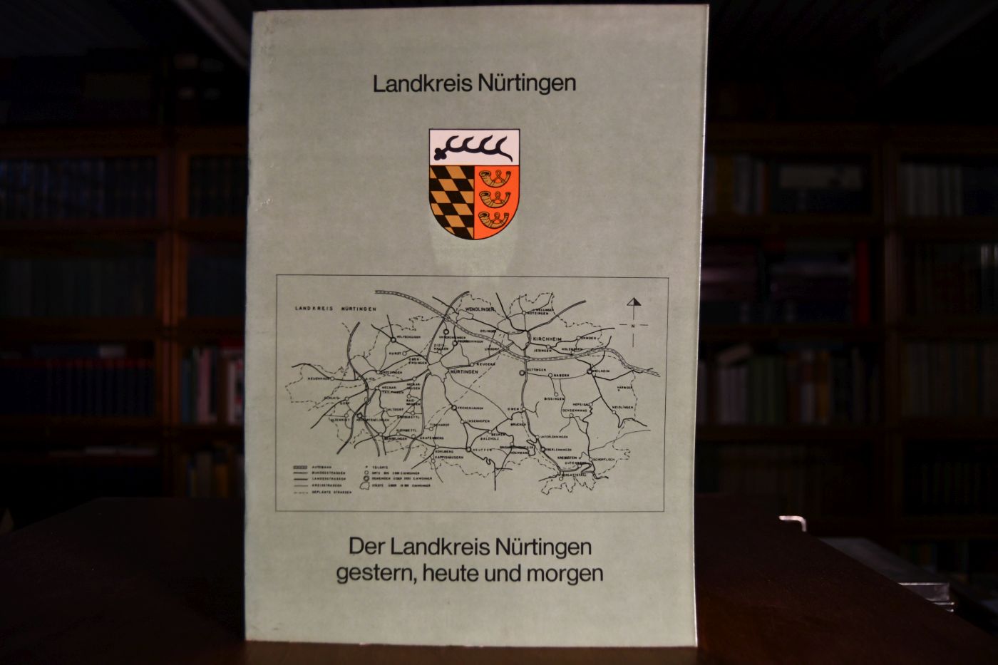 Der Landkreis Nürtingen gestern, heute und morgen. Beiliegend Stellungnahme zum Denkmodell der Landesregierung zur Kreisneueinteilung von Landrat Schaude, 9 S., 21 x 15 cm, Broschur.