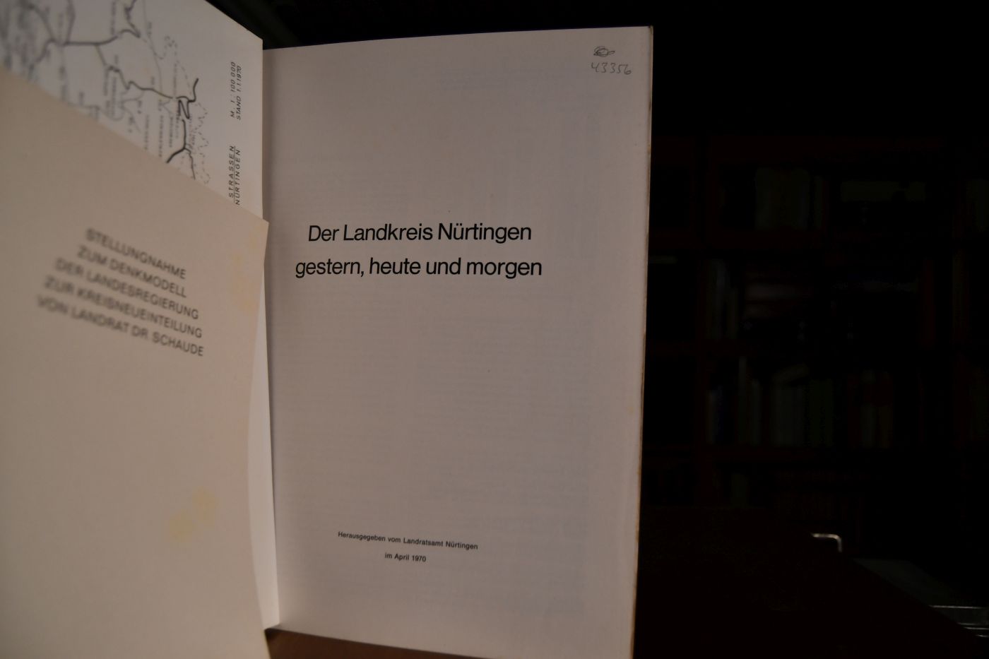 Der Landkreis Nürtingen gestern, heute und morgen. Beiliegend Stellungnahme zum Denkmodell der Landesregierung zur Kreisneueinteilung von Landrat Schaude, 9 S., 21 x 15 cm, Broschur.