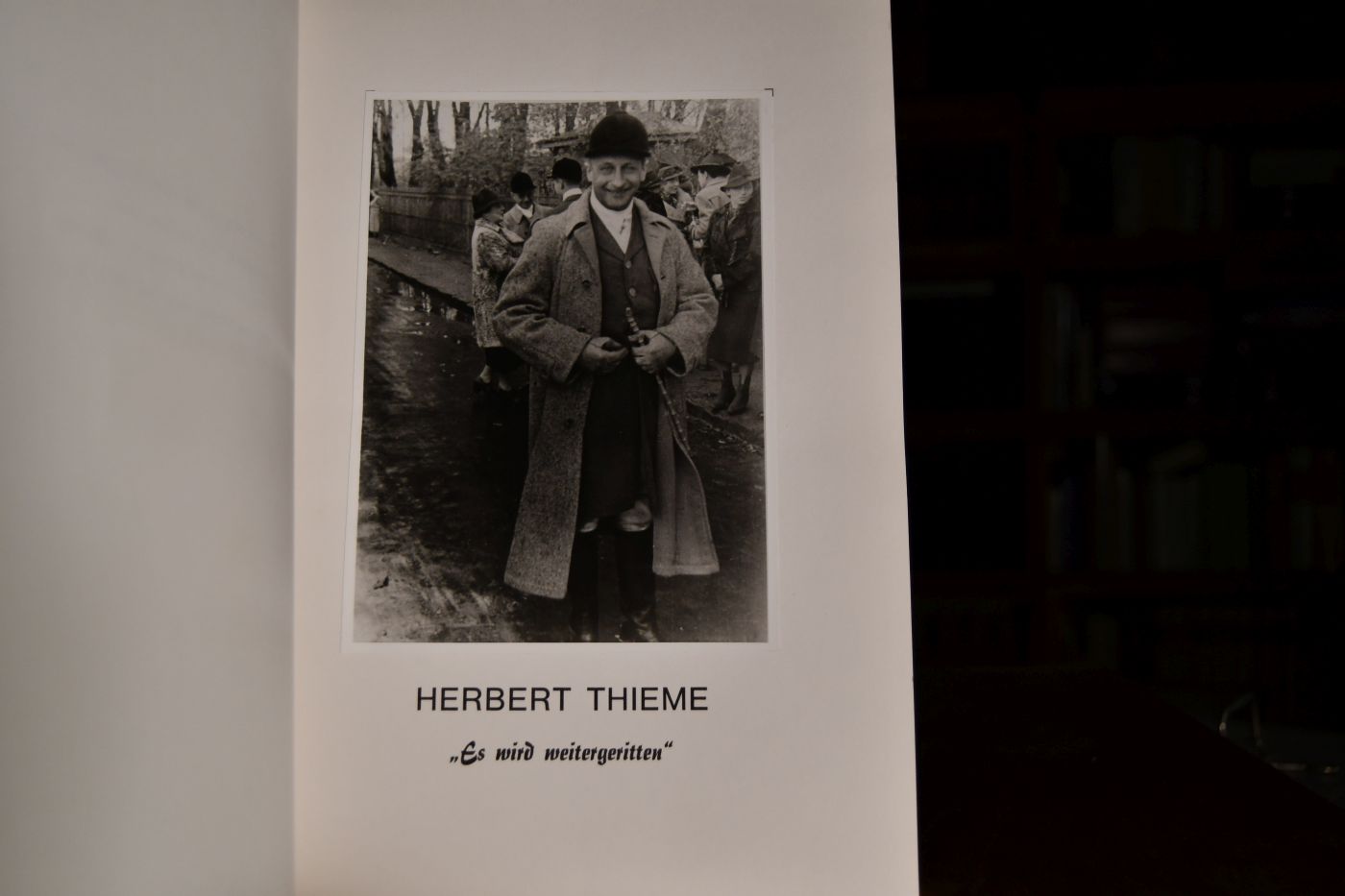 Auszüge aus der Original-Chronik 1930-1945 des Jagdrenn-Club Leipzig - gegründet 9.11.1871 - ausgefertigt für unseren Ehren-Senior Herrn Herbert Thieme Präsident 1911-1945, Master 1911-1939 überreicht anläßlich seines 90. Geburtstages am 19. März 1973 in Baden-Baden. Die Vertrauten (früher Leipzig) e.V.