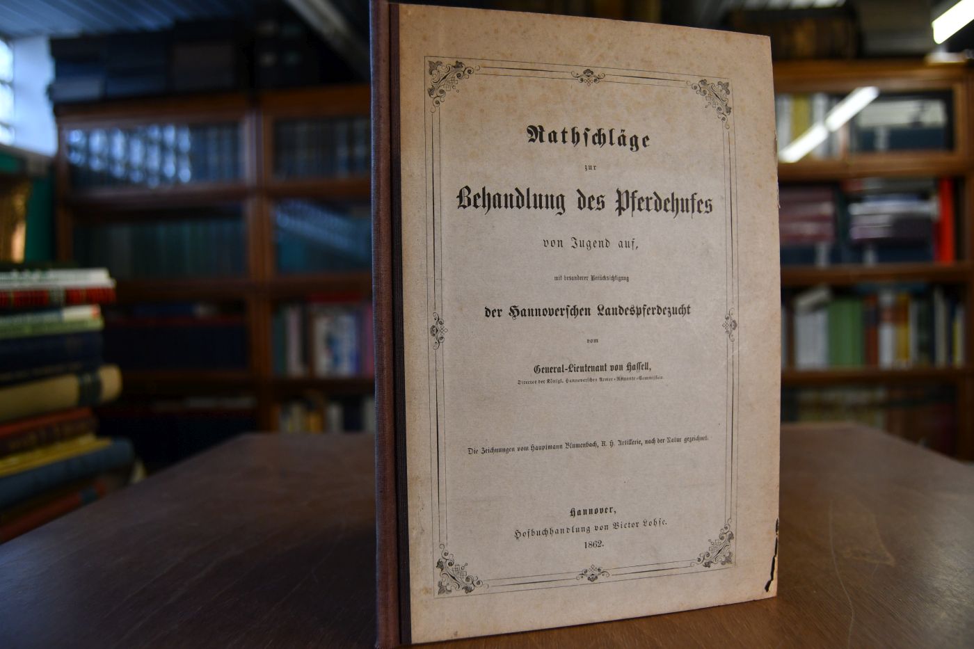Rathschläge zur Behandlung des Pferdehufes von Jugend auf, mit besonderer Berücksichtigung der Hannoverschen Landespferdezucht von General-Lieutenant von Hassell. Die Zeichnungen vom Hauptmann Blumenbach, K.H. Artillerie, nach der Natur gezeichnet.