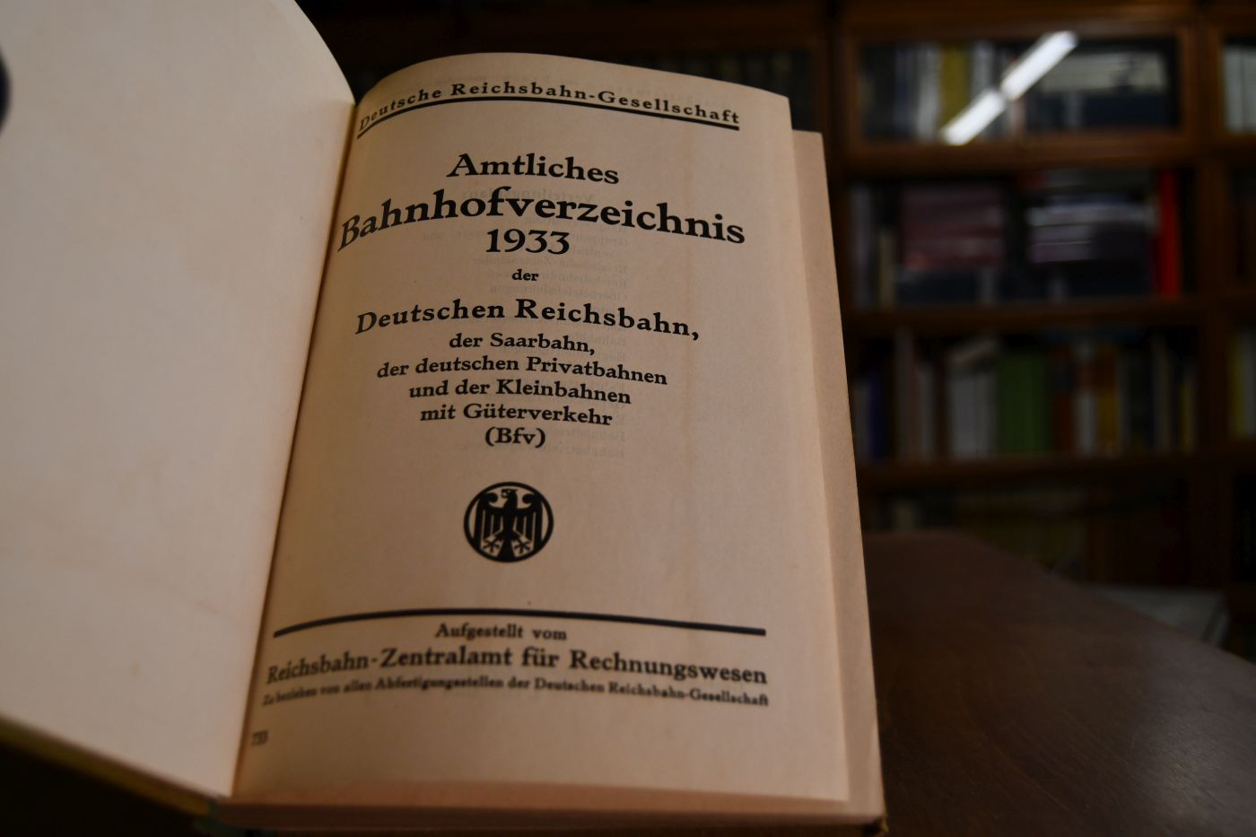 Amtliches Bahnhofverzeichnis 1933 der Deutschen Reichsbahn, der Saarbahn, der deutschen Privatbahnen und der Kleinbahnen mit Güterverkehr (Bfv).