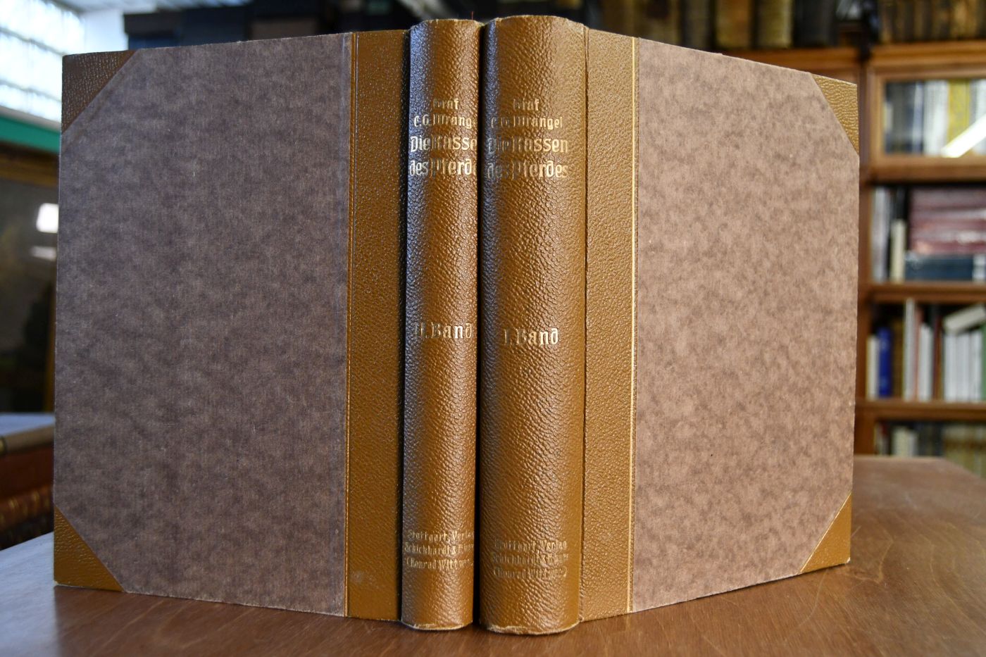 Die Rassen des Pferdes. Ihre Entstehung, geschichtliche Entwicklung und charakteristischen Kennzeichen. 2 Bde.