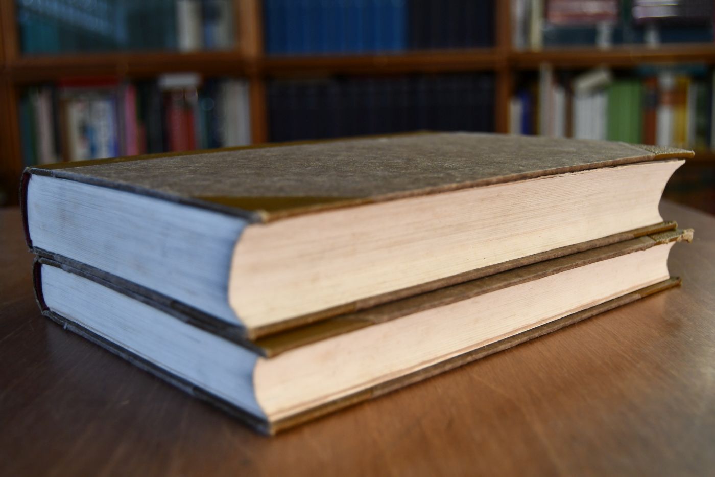 Die Rassen des Pferdes. Ihre Entstehung, geschichtliche Entwicklung und charakteristischen Kennzeichen. 2 Bde.