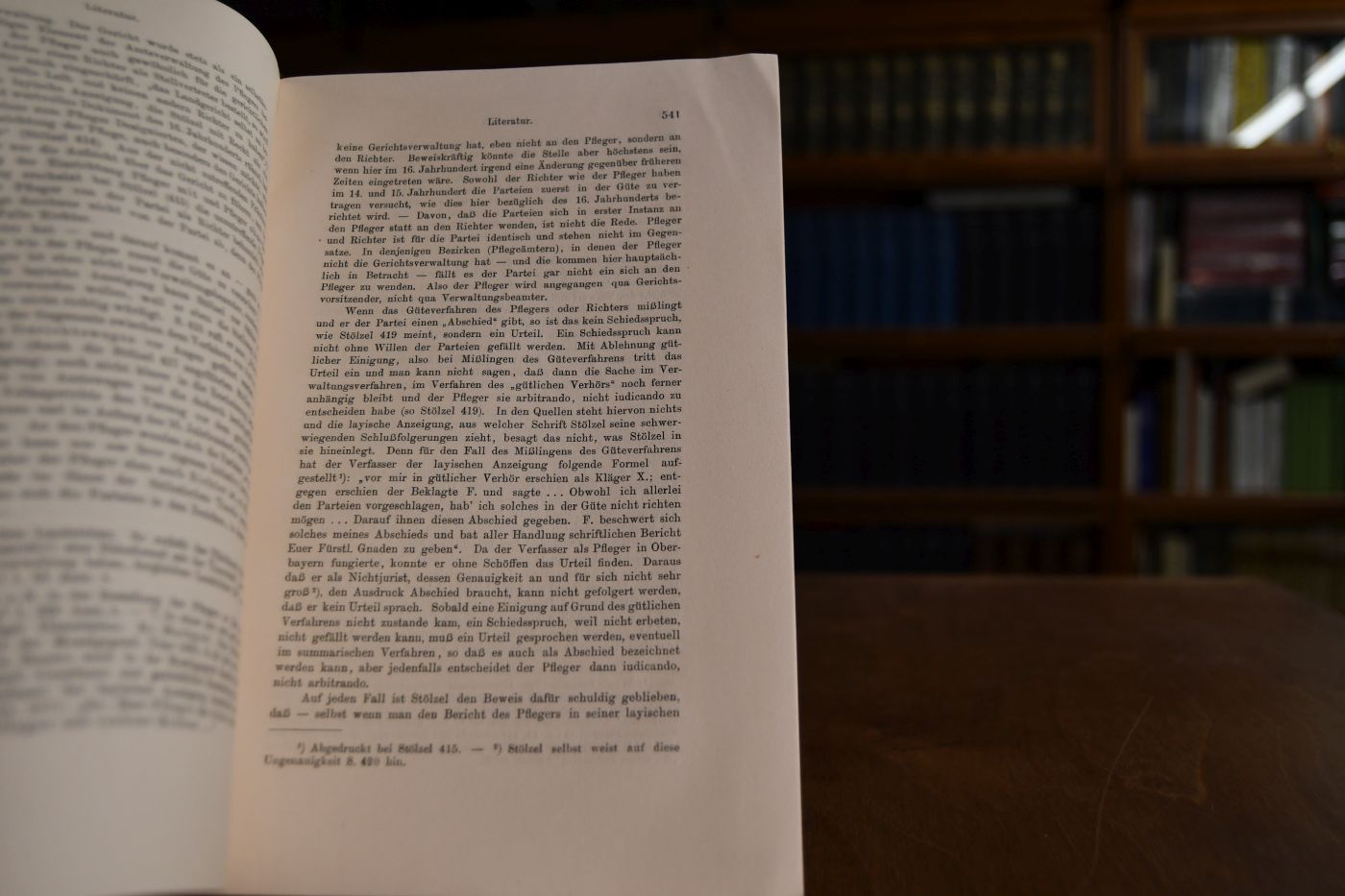Buchbesprechung A. Stölzel, Die Entwicklung der gelehrten Rechtsprechung, Bd. 2 Billigkeits- und Rechtspflege der Rezeptionszeit in Jülich-Berg, Bayern, Sachsen und Brandenburg, Berlin, Franz Vahlen, 1910.