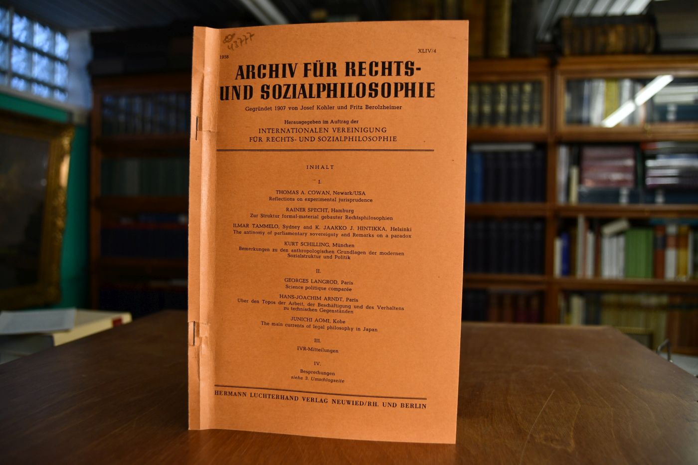 Buchbesprechung Alexander Hollerbach, Der Rechtsgedanke bei Schelling, Quellenstudien zu seiner Rechts- und Staatsphilosophie. Philosophische Abhandlungen Bd. !3, Vittorio Klostermann, Frankfurt a.M., 1957.