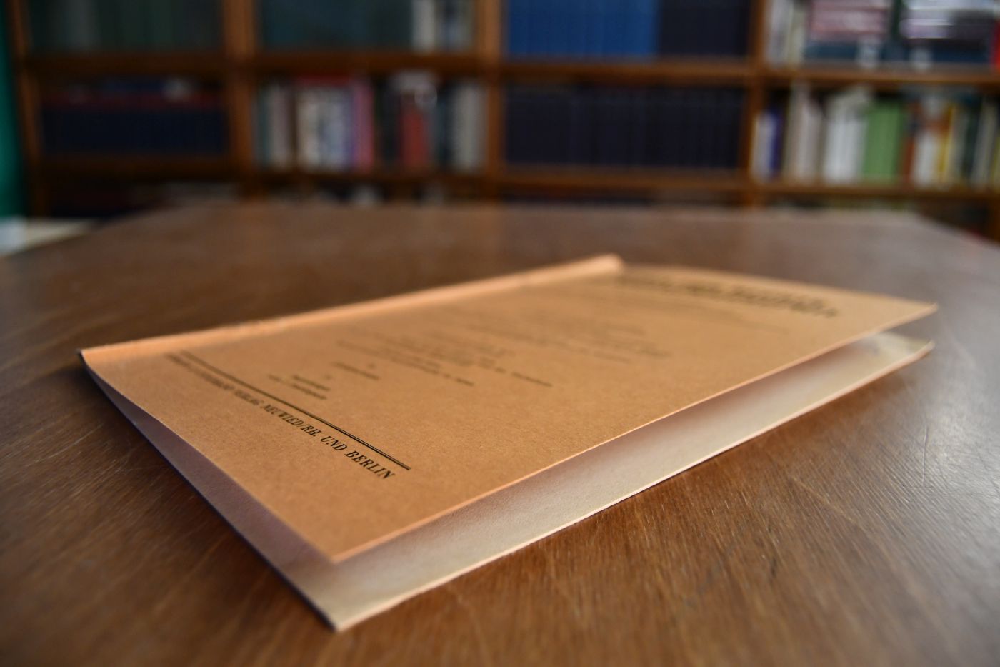 Buchbesprechung Alexander Hollerbach, Der Rechtsgedanke bei Schelling, Quellenstudien zu seiner Rechts- und Staatsphilosophie. Philosophische Abhandlungen Bd. !3, Vittorio Klostermann, Frankfurt a.M., 1957.