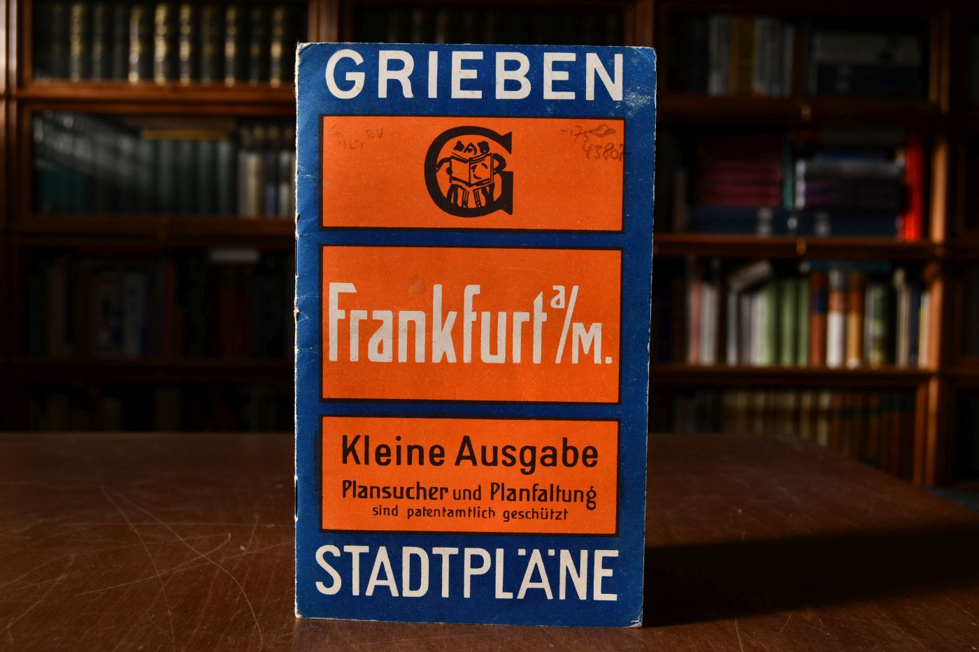 Verkehrsangaben, Sehenswürdigkeiten und Strassenverzeichnis zum Grieben-Stadtplan Frankfurt (Main) kl. Ausgabe.