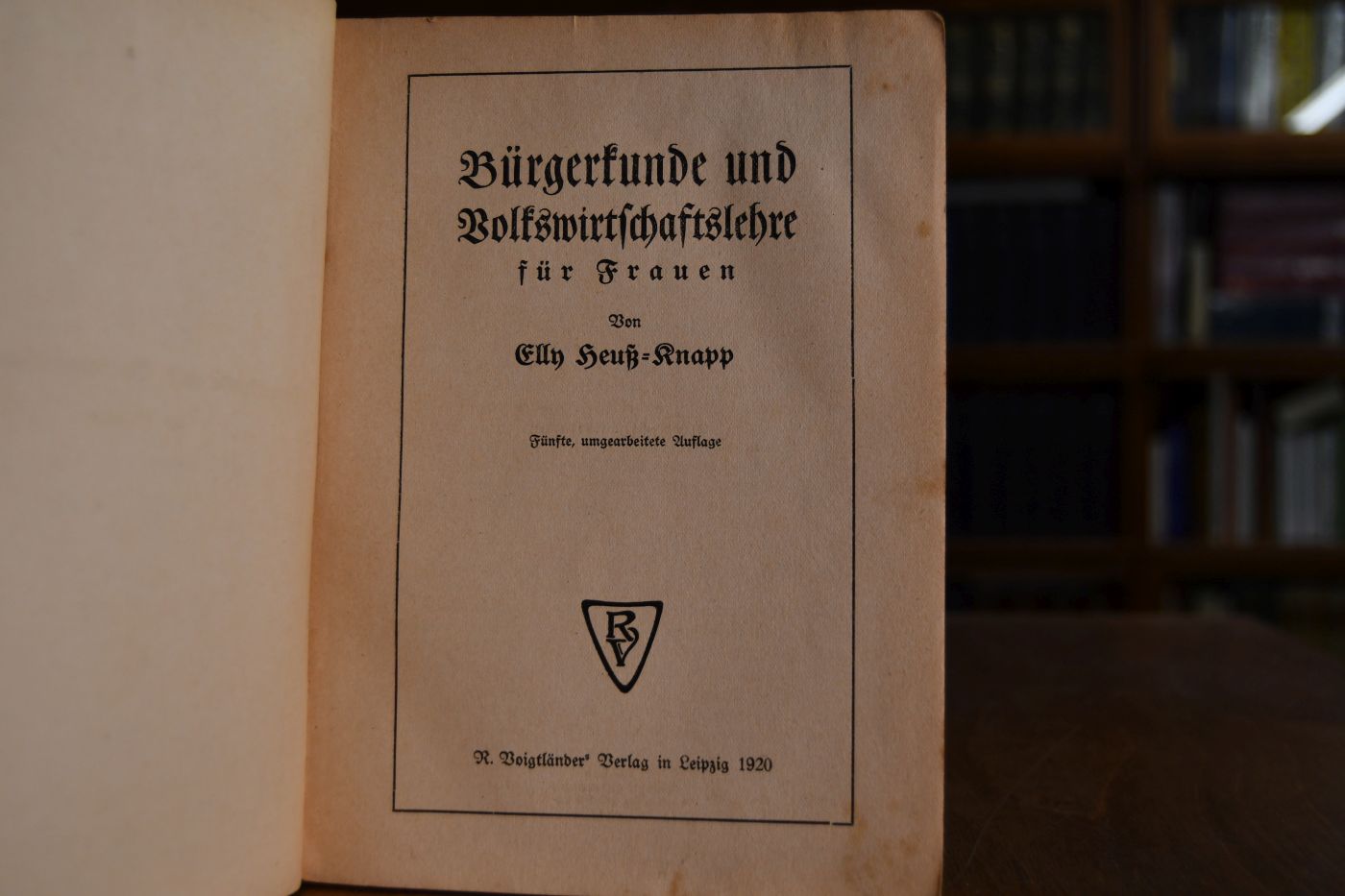 Bürgerkunde und Volkswirtschaftslehre für Frauen.