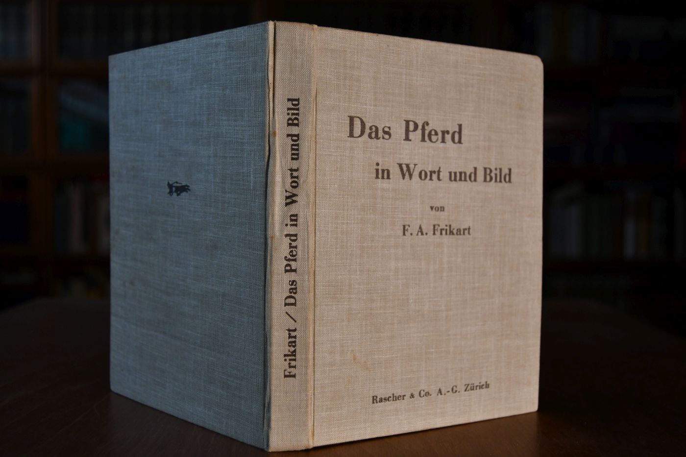 Das Pferd in Wort und Bild. Mit einer Zusammenstellung der hauptsächlichen Verletzungen, Lahmheiten, Krankheiten, Fehler und Mängeln und Untugenden bei Pferden, mit Anhängen Sattel- und Geschirrkenntnis, Reitprogramm etc. und mit 270 Illustrationen über die verschiedenen Pferdetypen (als Anschauungsunterricht) mit Einleitung des Verfassers und Vorworten einiger massgebenden Stellen. Anleitung für Anfänger, Reitschüler (im Militärdienste wie im Privatleben) und für alle diejenigen, die mit Pferden zu tun haben.