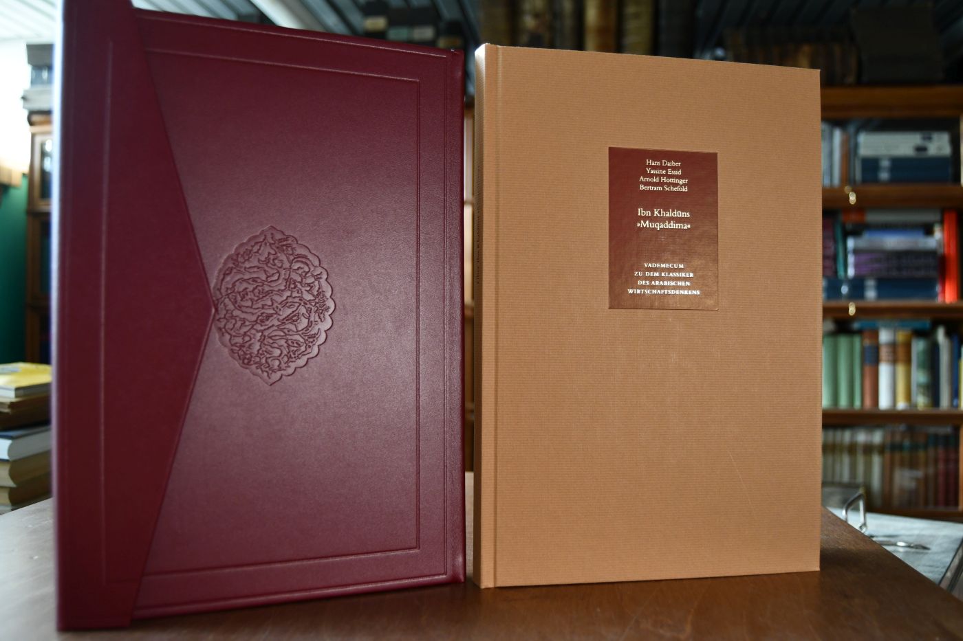 Ökonomie aus "Muqaddima". Beigegeben Vademecum zu dem Klassiker des arabischen Wirtschaftsdenkens, Herausgeber, Bertram Schefold, ISBN 3878811535, Düsseldorf, Verlag Wirtschaft und Finanzen, Pappband , 184 S.