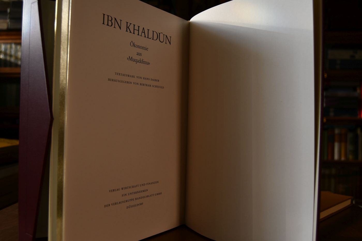 Ökonomie aus "Muqaddima". Beigegeben Vademecum zu dem Klassiker des arabischen Wirtschaftsdenkens, Herausgeber, Bertram Schefold, ISBN 3878811535, Düsseldorf, Verlag Wirtschaft und Finanzen, Pappband , 184 S.