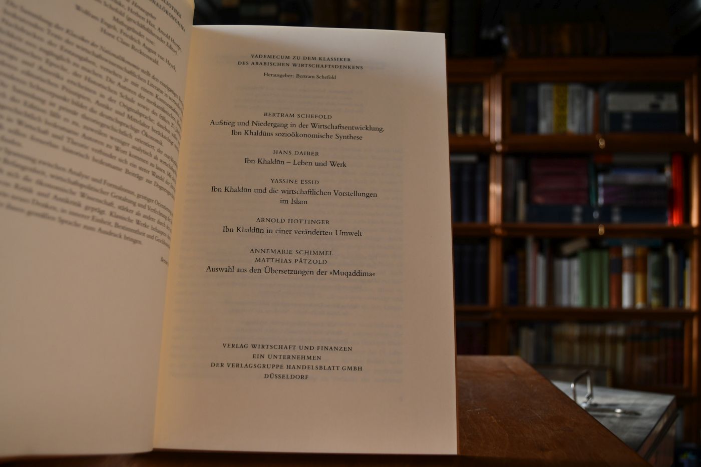 Ökonomie aus "Muqaddima". Beigegeben Vademecum zu dem Klassiker des arabischen Wirtschaftsdenkens, Herausgeber, Bertram Schefold, ISBN 3878811535, Düsseldorf, Verlag Wirtschaft und Finanzen, Pappband , 184 S.