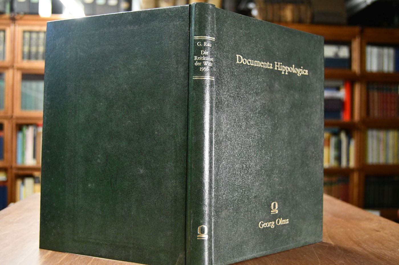 Die Reitkunst der Welt an den Olympischen Spielen 1936 = L`art equestre du monde aux Jeux Olympiques de 1936 = International equitation at the Olympic Games of 1936.