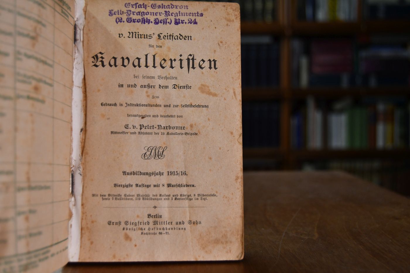 v. Mirus` Leitfaden für den Kavalleristen bei seinem Verhalten in und außer dem Dienste. Zum Gebrauch in Instruktionsstunden und zur Selbstbelehrung. Ausbildungsjahr 1915/16.