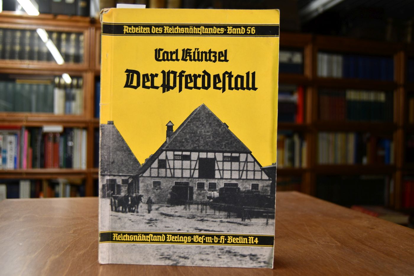 Der Pferdestall.