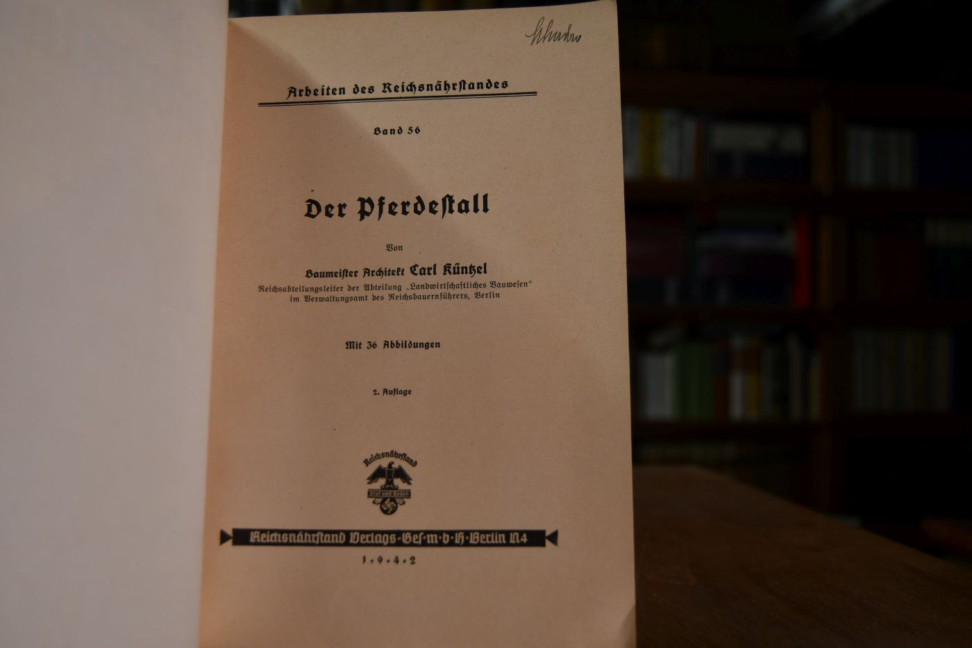 Der Pferdestall.
