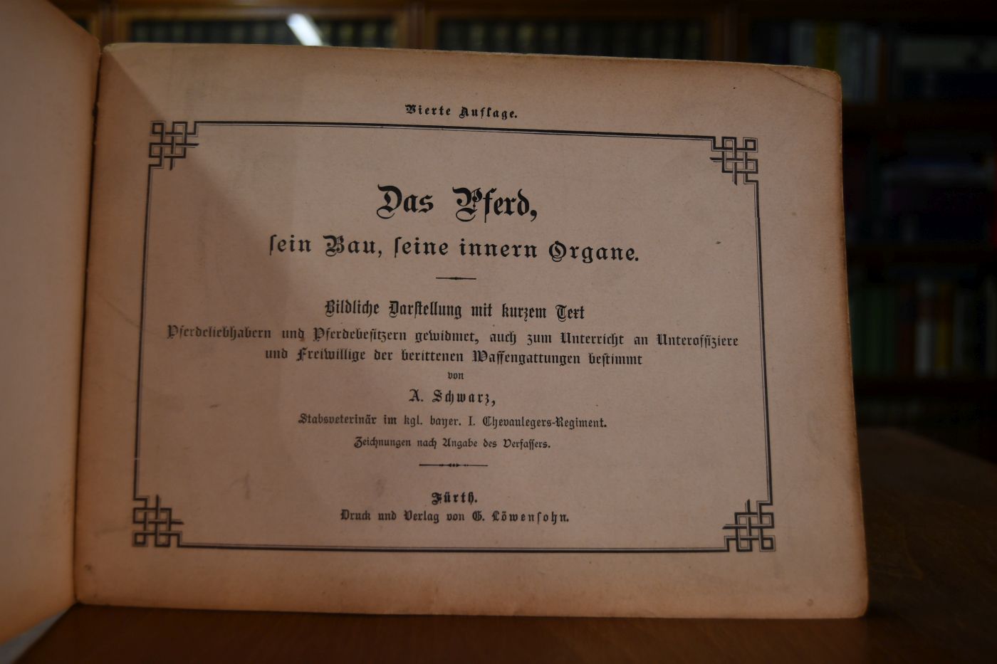 Das Pferd, sein Bau, seine inneren Organe. Bildliche Darstellung mit kurzem Text. Pferdeliebhabern und Pferdebesoitzern gewidmet, auch zum Unterricht an Unteroffiziere und Freiwillige der berittenen Waffengattungen bestimmt.