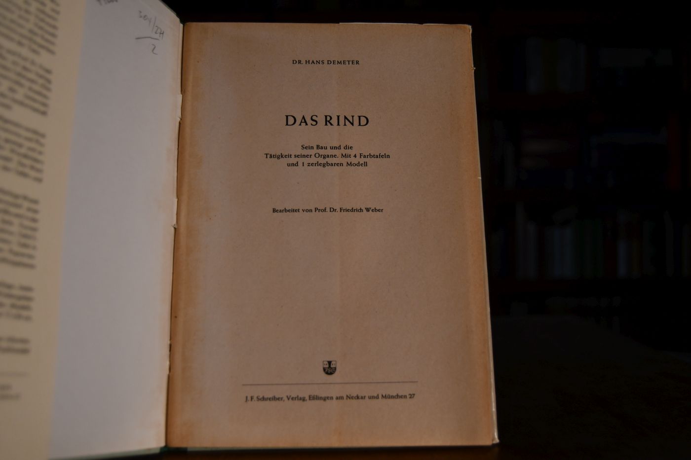 Das Rind. Sein Bau und die Tätigkeit der Organe. Mit 4 Farbtafeln und 1 zerlegbaren Modell.