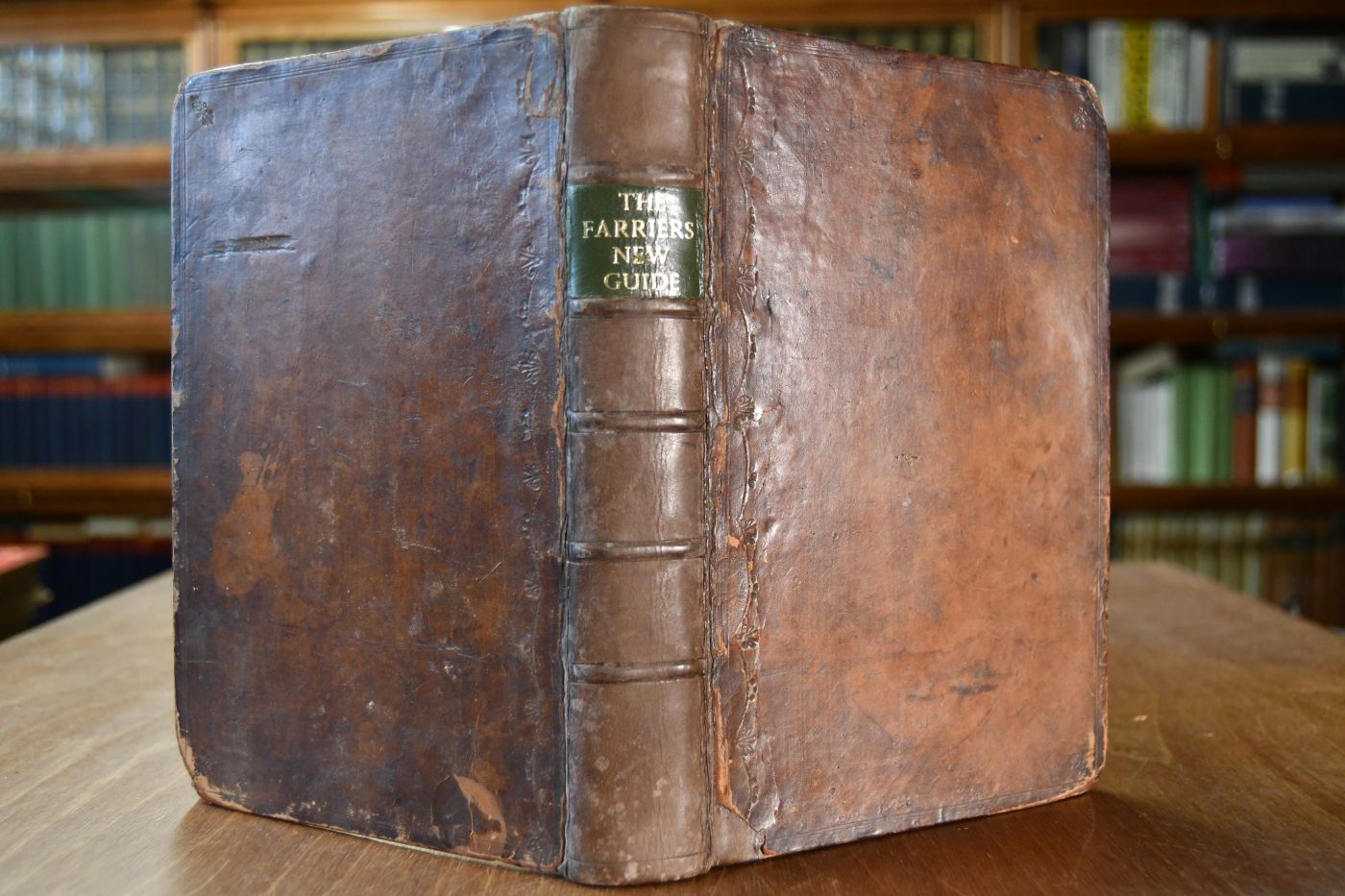 The Farriers New Guide Containing First, The Anatomy of a Horse, being an exact and compendious Description of all his Parts; with their Actions and Uses Illustrated with Figures curiously engrav`d on Copper-Plates. Secondly, An Account of all the Diseases incident to Horses with their Signs, Causes and Method of Cure; wherein many Defects in the Farrier`s Practice, are now carefully supply`d their Errors expos`d and amended, and the Art greatly improv`d and advanced, according to the latest Discoveries. Beigebunden