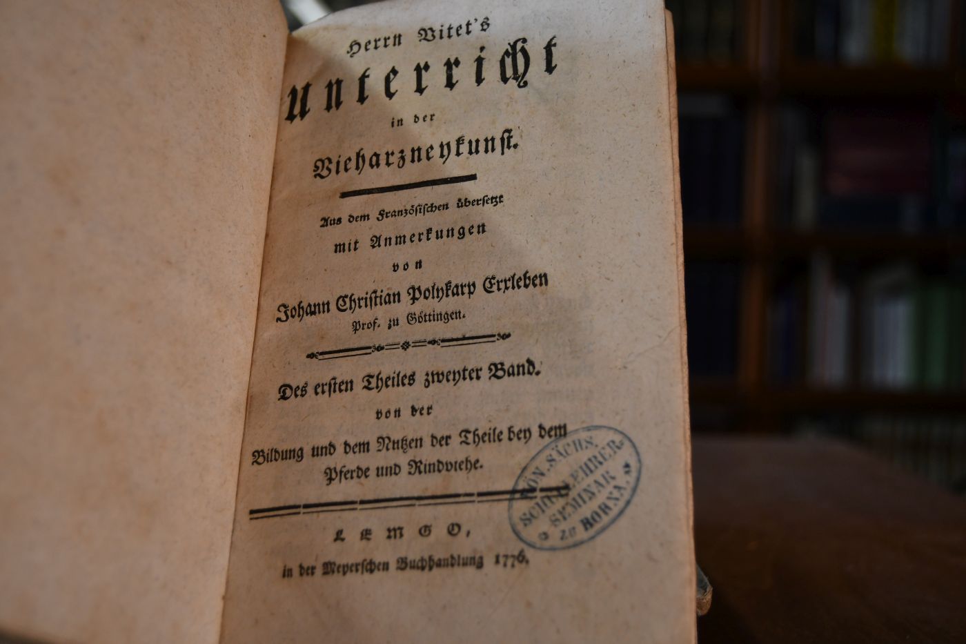 Herrn Vitet`s Unterricht in der Vieharzneykunst. Erster Theil 1. + 2. Band Bildung und Nutzen der Theile bey dem Pferde und Rindviehe.