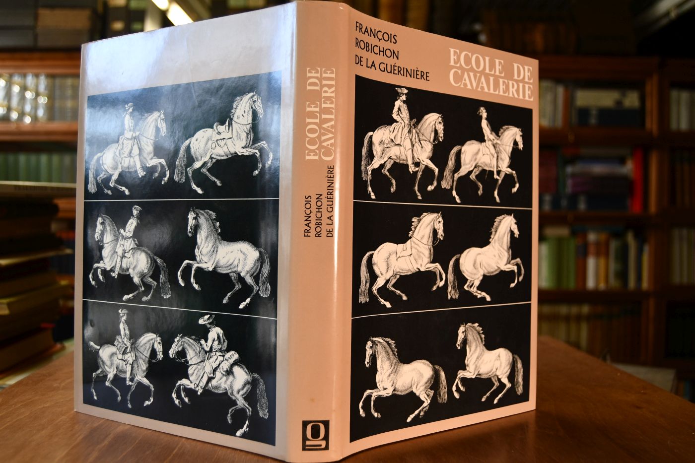 Ecole de cavalerie. Contenant la conoissance, l`instruction et la conversation du cheval.