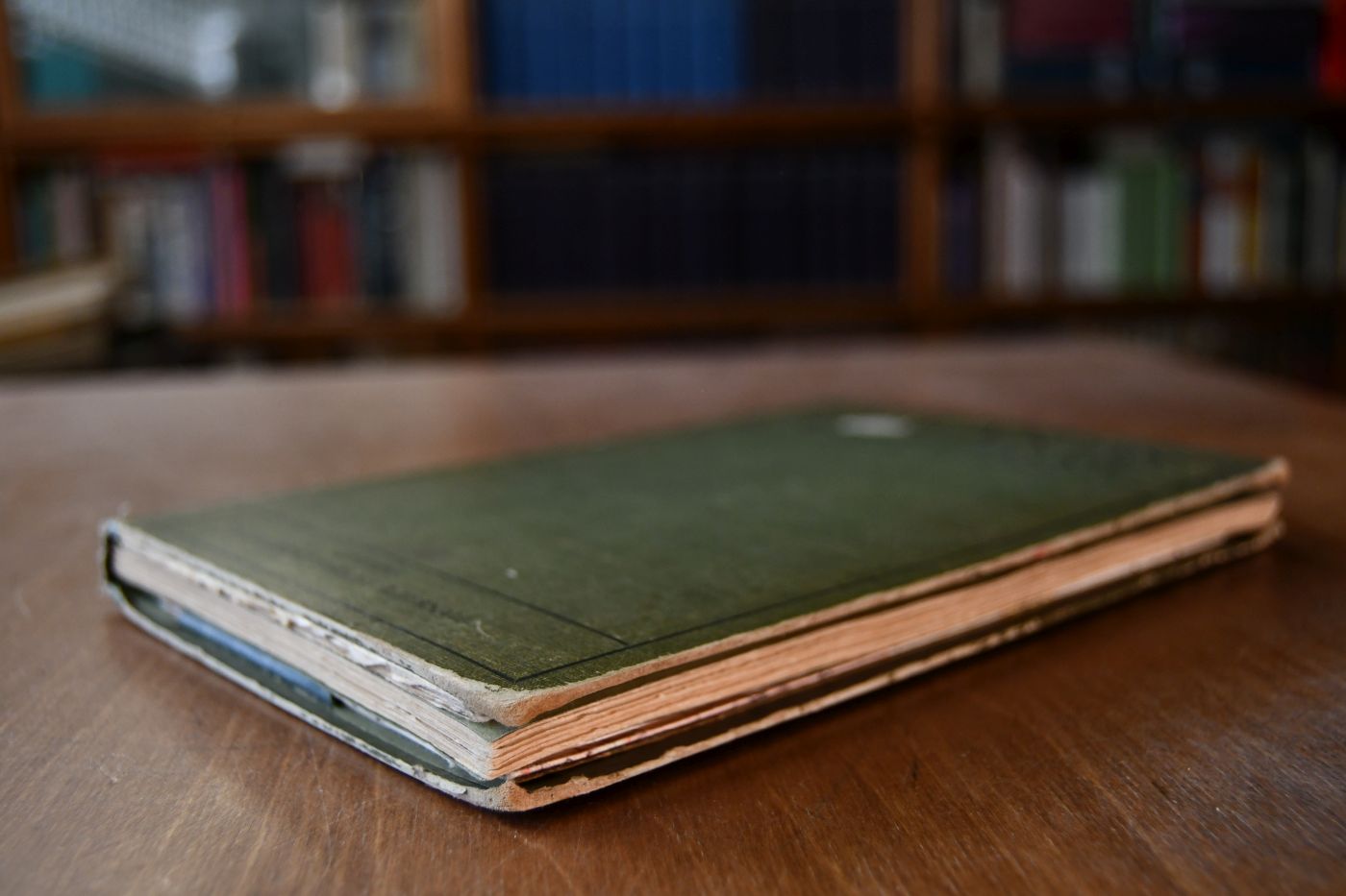 Atlantis nach okkulten Quellen. Eine geographische, historische und ethnologische Skizze mit vier farbigen Karten, welche die Erdoberfläche zu verschiedenen Zeitepochen darstellen. Beiliegend von Al Pa. (d.i. Alfred Parzsch) Abriss einer vorgeschichtlichen Völkerkunde nach Scott-Elliots "Atlantis" H.P. Blavatskys "Geheimlehre" und anderen QUellen. Bitterfeld, F.E. Baumann, 1904, 69 S., unbeschnittene Broschur mit fehlendem Vorderdeckel und durchgehend fleckig.