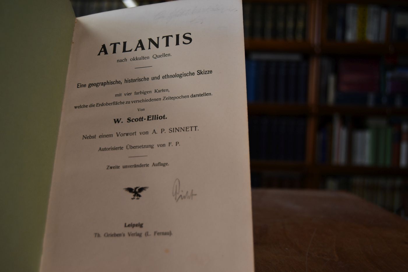 Atlantis nach okkulten Quellen. Eine geographische, historische und ethnologische Skizze mit vier farbigen Karten, welche die Erdoberfläche zu verschiedenen Zeitepochen darstellen. Beiliegend von Al Pa. (d.i. Alfred Parzsch) Abriss einer vorgeschichtlichen Völkerkunde nach Scott-Elliots "Atlantis" H.P. Blavatskys "Geheimlehre" und anderen QUellen. Bitterfeld, F.E. Baumann, 1904, 69 S., unbeschnittene Broschur mit fehlendem Vorderdeckel und durchgehend fleckig.