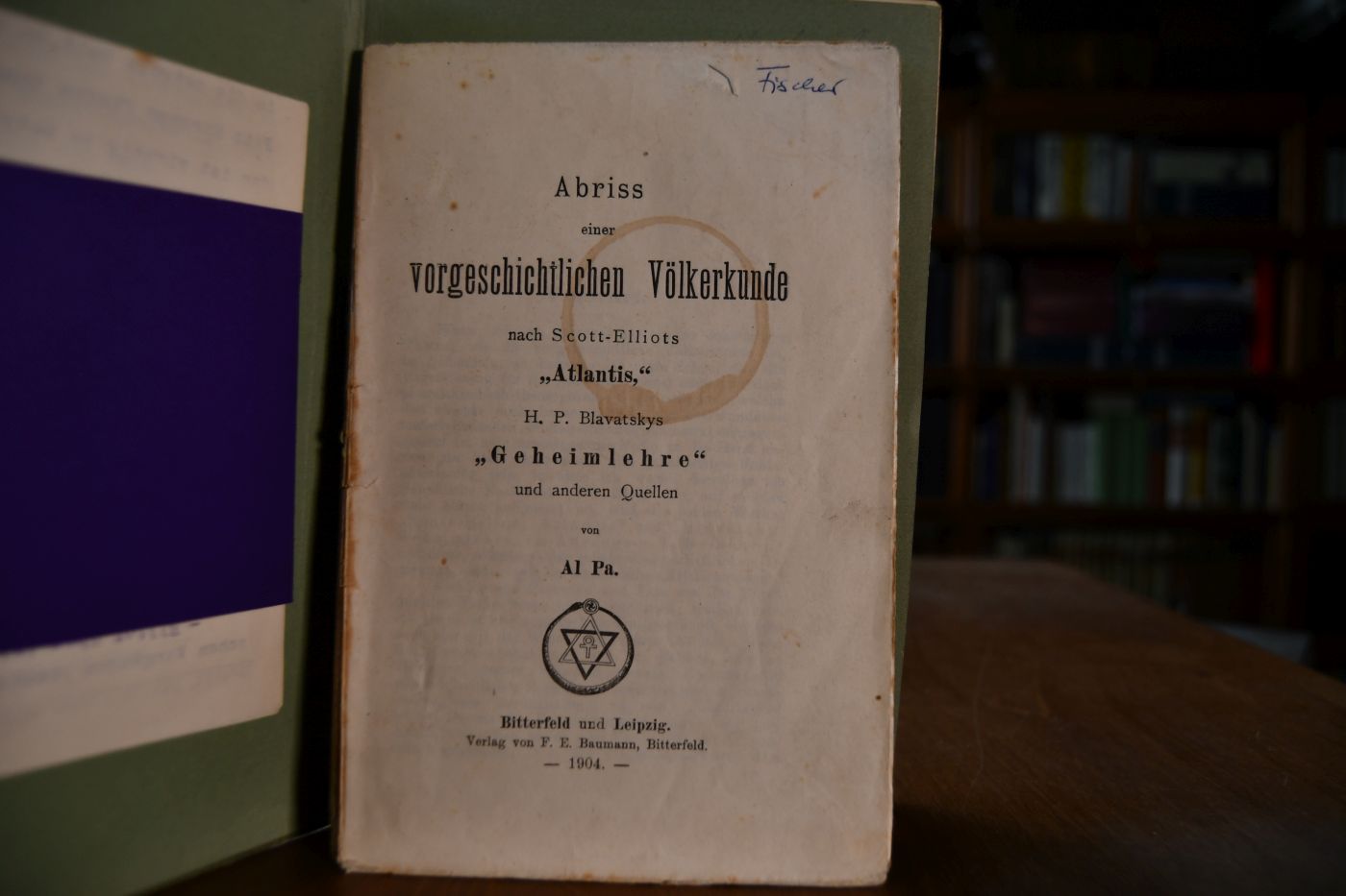 Atlantis nach okkulten Quellen. Eine geographische, historische und ethnologische Skizze mit vier farbigen Karten, welche die Erdoberfläche zu verschiedenen Zeitepochen darstellen. Beiliegend von Al Pa. (d.i. Alfred Parzsch) Abriss einer vorgeschichtlichen Völkerkunde nach Scott-Elliots "Atlantis" H.P. Blavatskys "Geheimlehre" und anderen QUellen. Bitterfeld, F.E. Baumann, 1904, 69 S., unbeschnittene Broschur mit fehlendem Vorderdeckel und durchgehend fleckig.