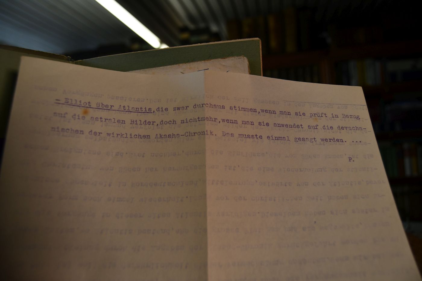 Atlantis nach okkulten Quellen. Eine geographische, historische und ethnologische Skizze mit vier farbigen Karten, welche die Erdoberfläche zu verschiedenen Zeitepochen darstellen. Beiliegend von Al Pa. (d.i. Alfred Parzsch) Abriss einer vorgeschichtlichen Völkerkunde nach Scott-Elliots "Atlantis" H.P. Blavatskys "Geheimlehre" und anderen QUellen. Bitterfeld, F.E. Baumann, 1904, 69 S., unbeschnittene Broschur mit fehlendem Vorderdeckel und durchgehend fleckig.