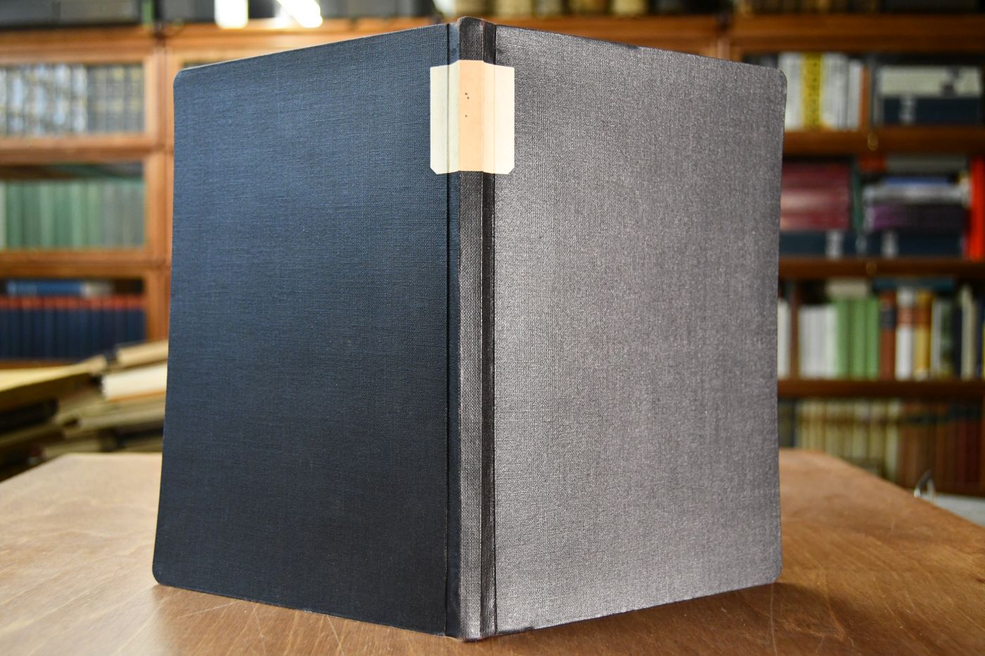 Secessio Judaica. Philosophische Grundlegung der historischen Situation des Judentums und der antisemitischen Bewegung. Beigebunden Hans Blüher, Familie und Männerbund, Leipzig, Der Neue Geist, 1918, 36 S. Mit eingebundenen Broschurvorderdeckeln.