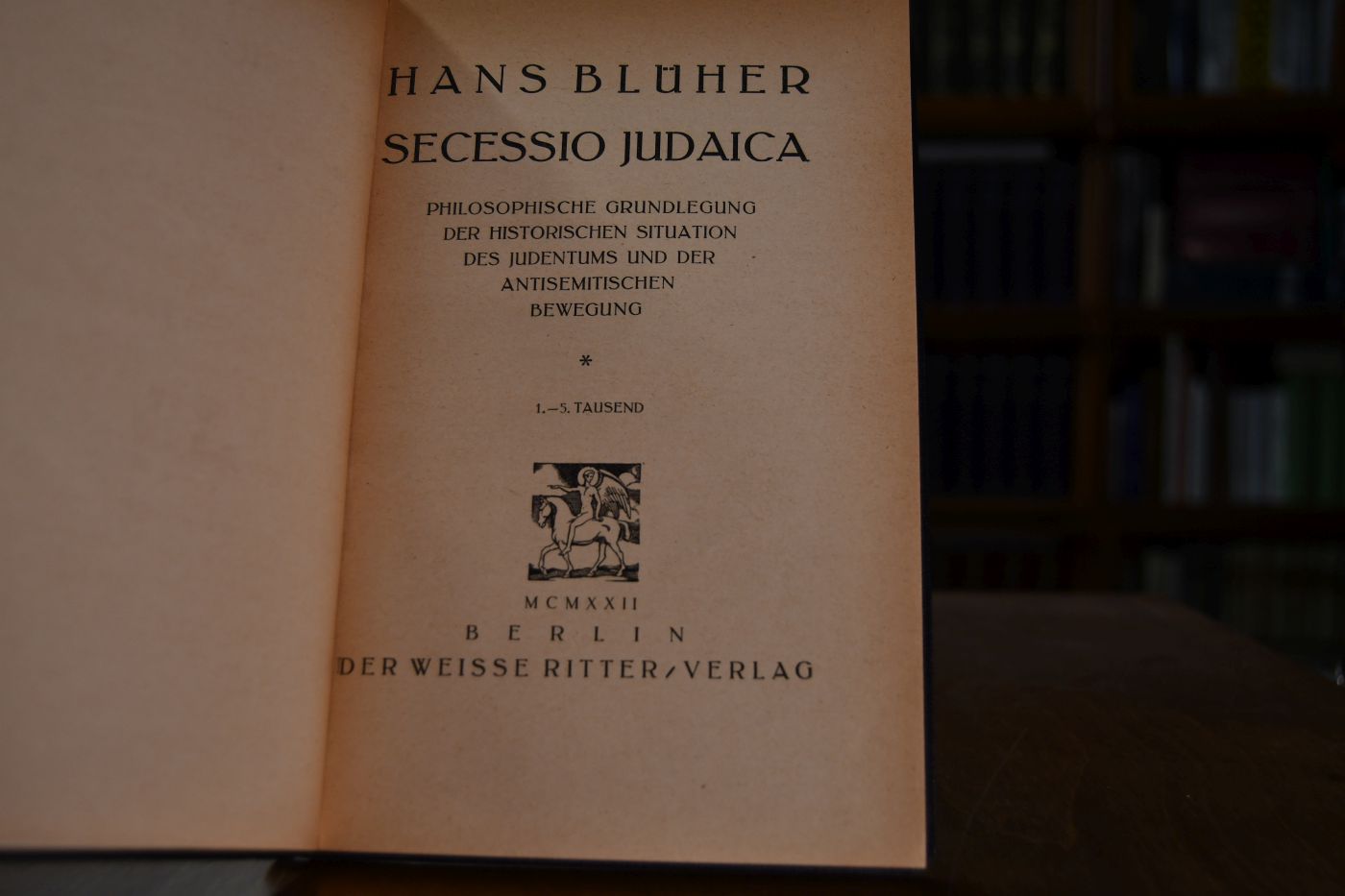 Secessio Judaica. Philosophische Grundlegung der historischen Situation des Judentums und der antisemitischen Bewegung. Beigebunden Hans Blüher, Familie und Männerbund, Leipzig, Der Neue Geist, 1918, 36 S. Mit eingebundenen Broschurvorderdeckeln.