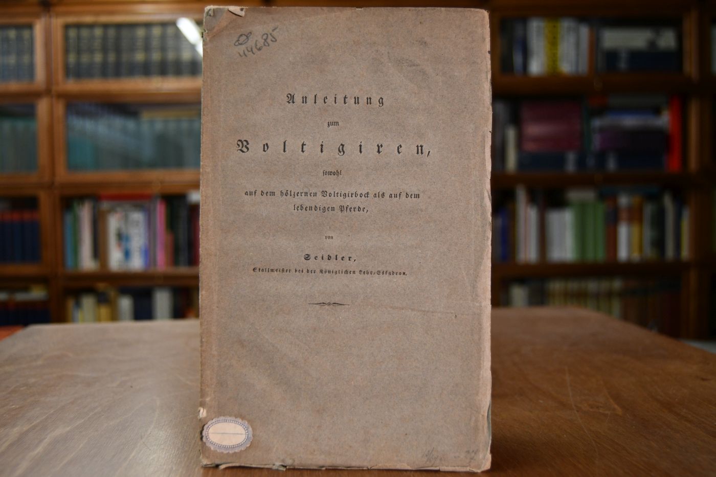 Anleitung zum Voltigiren, sowohl auf dem hölzernen Voltigirbock als auf dem lebendigen Pferde, nebst kurzer Anweisung, die Pferde an das ruhige Stehen hierzu zu gewöhnen; zuvörderst dem Unterrichte in Kavallerie-Abtheilungen angeeignet, jedoch auch für Privat-Reitbahnen anwendbar.