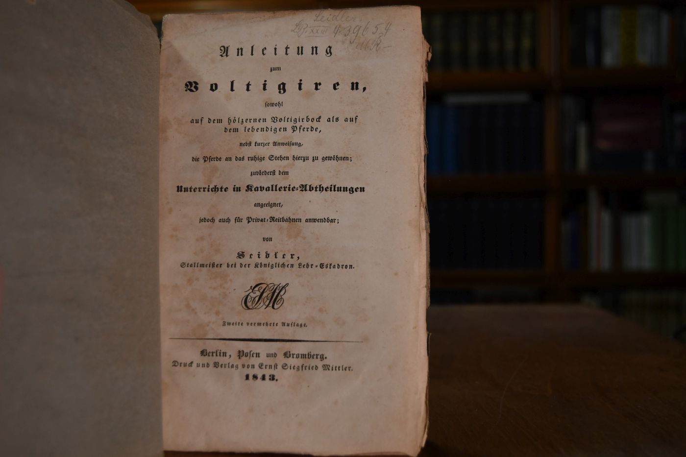 Anleitung zum Voltigiren, sowohl auf dem hölzernen Voltigirbock als auf dem lebendigen Pferde, nebst kurzer Anweisung, die Pferde an das ruhige Stehen hierzu zu gewöhnen; zuvörderst dem Unterrichte in Kavallerie-Abtheilungen angeeignet, jedoch auch für Privat-Reitbahnen anwendbar.