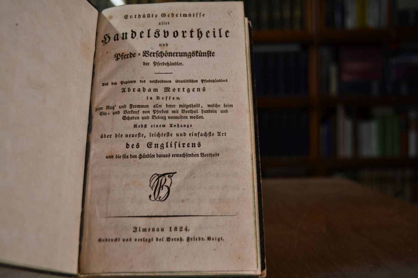 Enthüllte Geheimnisse aller Handelsvortheile und Pferde-Verschönerungskünste der Pferdehändler. Aus den Papieren des verstorbenen israelitischen Pferdehändlers Abraham Mortgens in Dessau zum Nutz und Frommen allen denen mitgetheilt, welche beim Ein- und Verkauf von Pferden mit Vortheil handeln und Schaden und Betrug vermeiden wollen. Nebst einem Anhange über die neueste, leichteste und einfachste Art des Englisirens und die für den Händler daraus erwachsenden Vortheile.