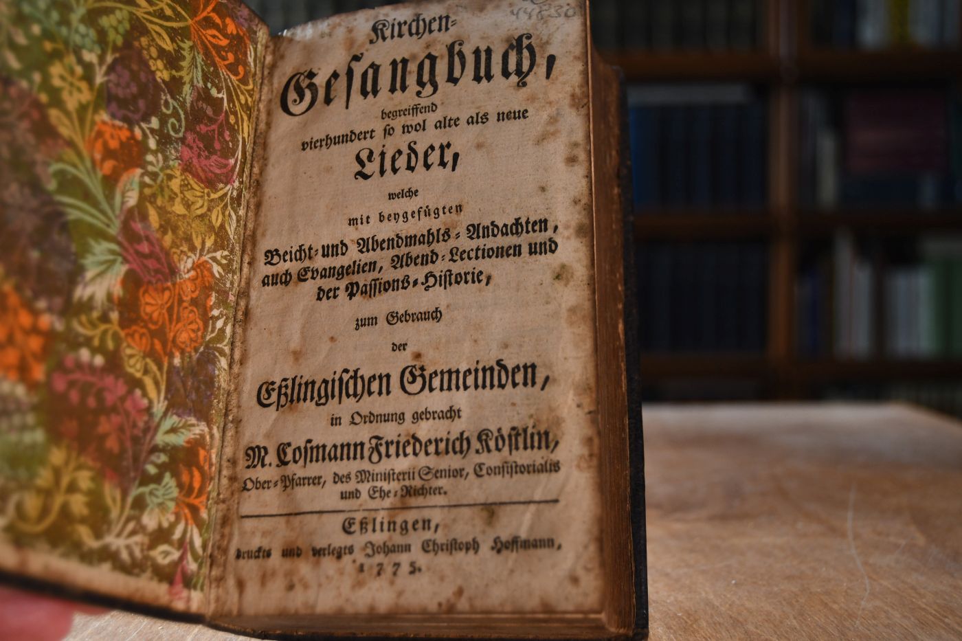 Kirchen-Gesangbuch, begreiffend vierhundert so wol alte als neue Lieder, welche mit beygefügten Beicht- und Abendmahls-Andachten, auch Evangelien, Abend-Lectionen und der Passions-Historie, zum Gebrauch der Eßlingischen Gemeinden, in Ordnung gebracht.