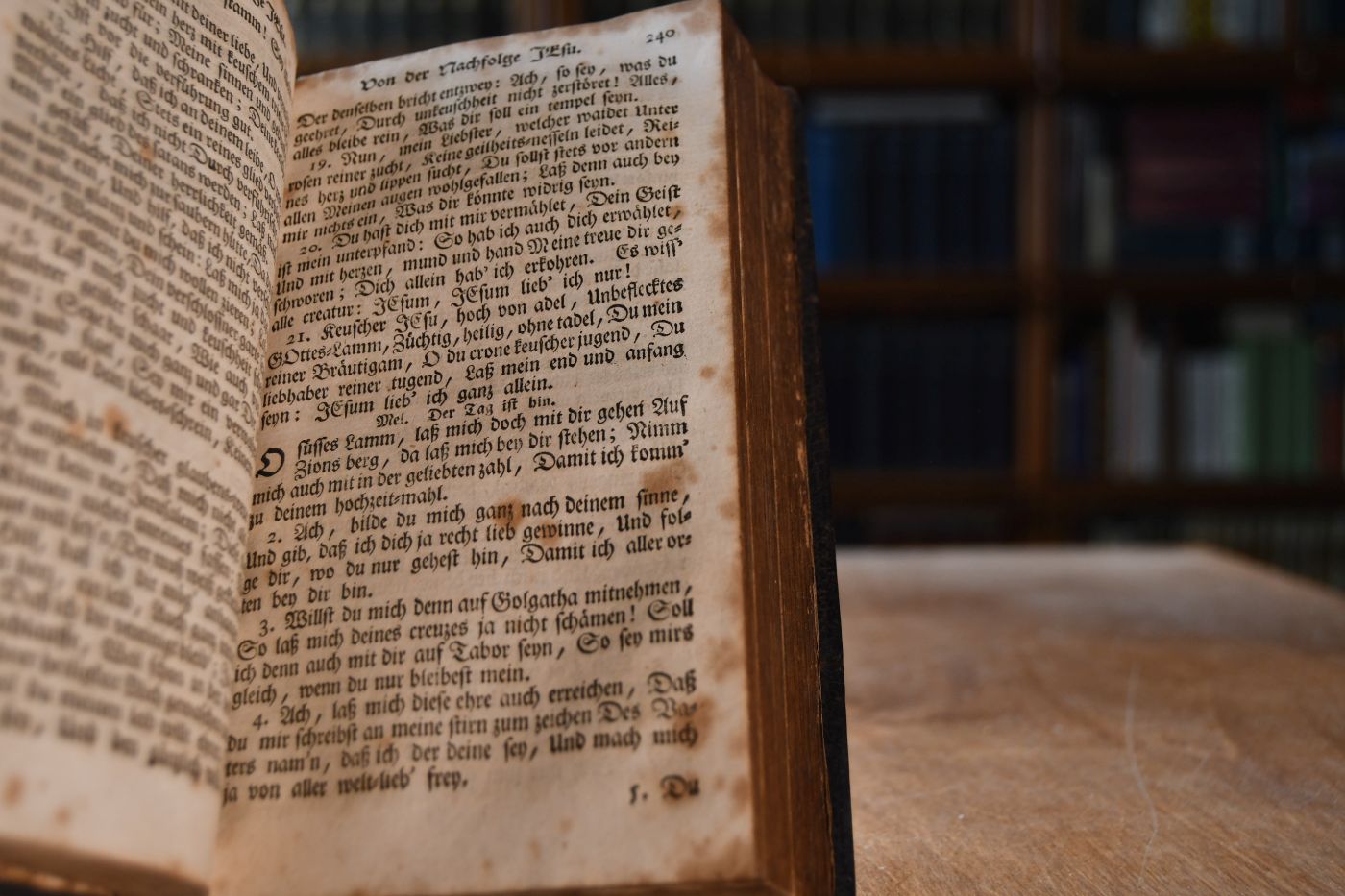 Kirchen-Gesangbuch, begreiffend vierhundert so wol alte als neue Lieder, welche mit beygefügten Beicht- und Abendmahls-Andachten, auch Evangelien, Abend-Lectionen und der Passions-Historie, zum Gebrauch der Eßlingischen Gemeinden, in Ordnung gebracht.