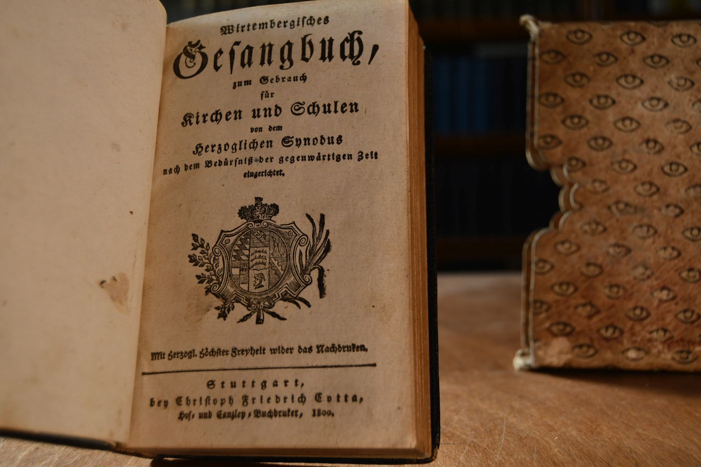 Wirtembergisches Gesangbuch, zum Gebrauch für Kirchen und Schulen von dem Herzoglichen Synodus nach dem Bedürfniß der gegenwärtigen Zeit eingerichtet. Beigebunden Sonn- Fest- und Feyertägliche Evangelien und Episteln.