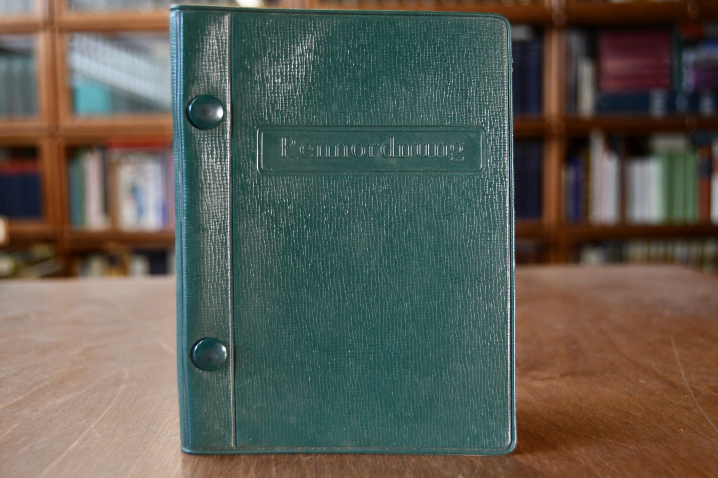 Rennordnung (RO) vom 1. März 1960. Mit den Änderungen bis zum 31. März 1971. Vorschriften für die Leistungsprüfungen der Vollblutzucht auf flacher Bahn und über Hindernisse mit den Eintragungsbestimmungen, der Kostenordnung, den Vorschriften für den Wettbetrieb.