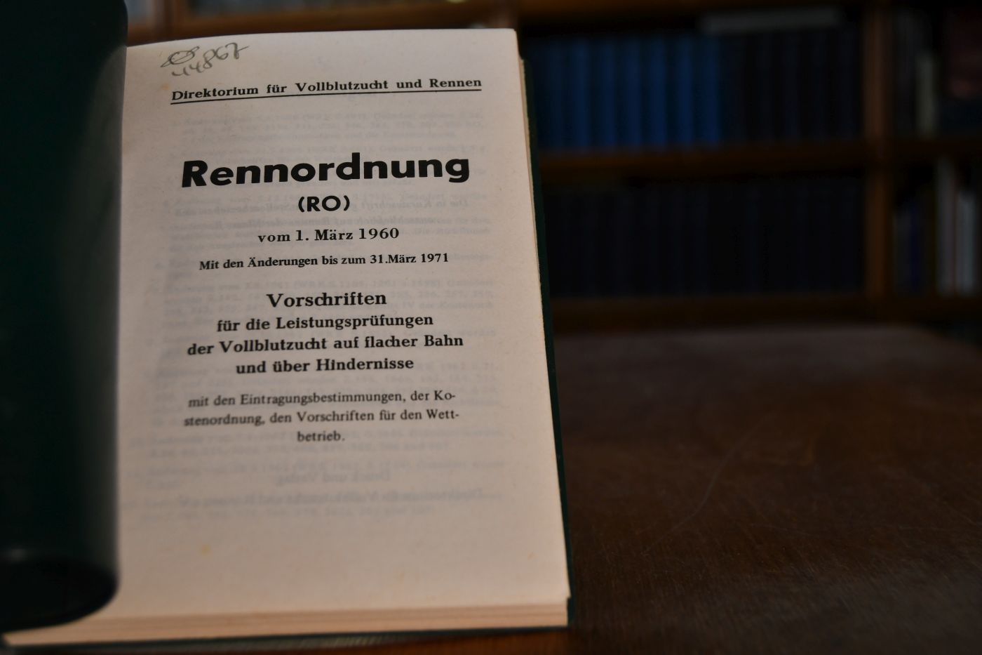 Rennordnung (RO) vom 1. März 1960. Mit den Änderungen bis zum 31. März 1971. Vorschriften für die Leistungsprüfungen der Vollblutzucht auf flacher Bahn und über Hindernisse mit den Eintragungsbestimmungen, der Kostenordnung, den Vorschriften für den Wettbetrieb.