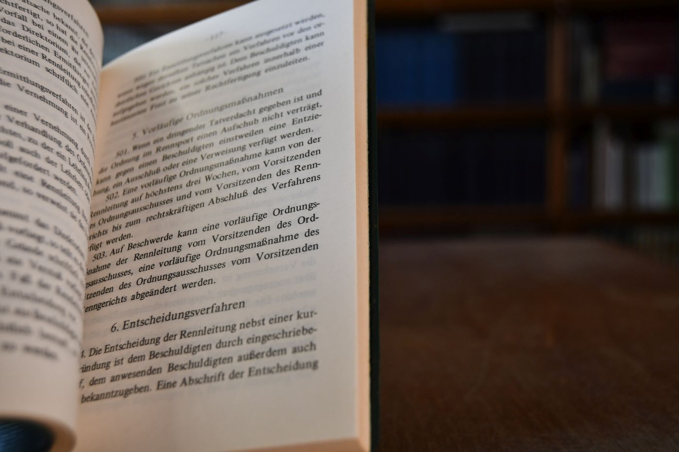Rennordnung (RO) vom 1. März 1960. Mit den Änderungen bis zum 31. März 1971. Vorschriften für die Leistungsprüfungen der Vollblutzucht auf flacher Bahn und über Hindernisse mit den Eintragungsbestimmungen, der Kostenordnung, den Vorschriften für den Wettbetrieb.