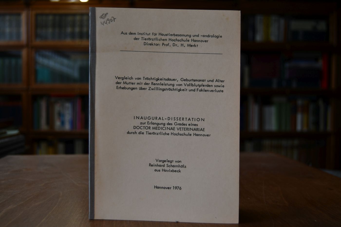 Vergleich von Trächtigkeitsdauer, Geburtsmonat und Alter der Mutter mit der Rennleistung von Vollblutpferden sowie Erhebungen über Zwillingsträchtigkeit und Fohlenverluste.