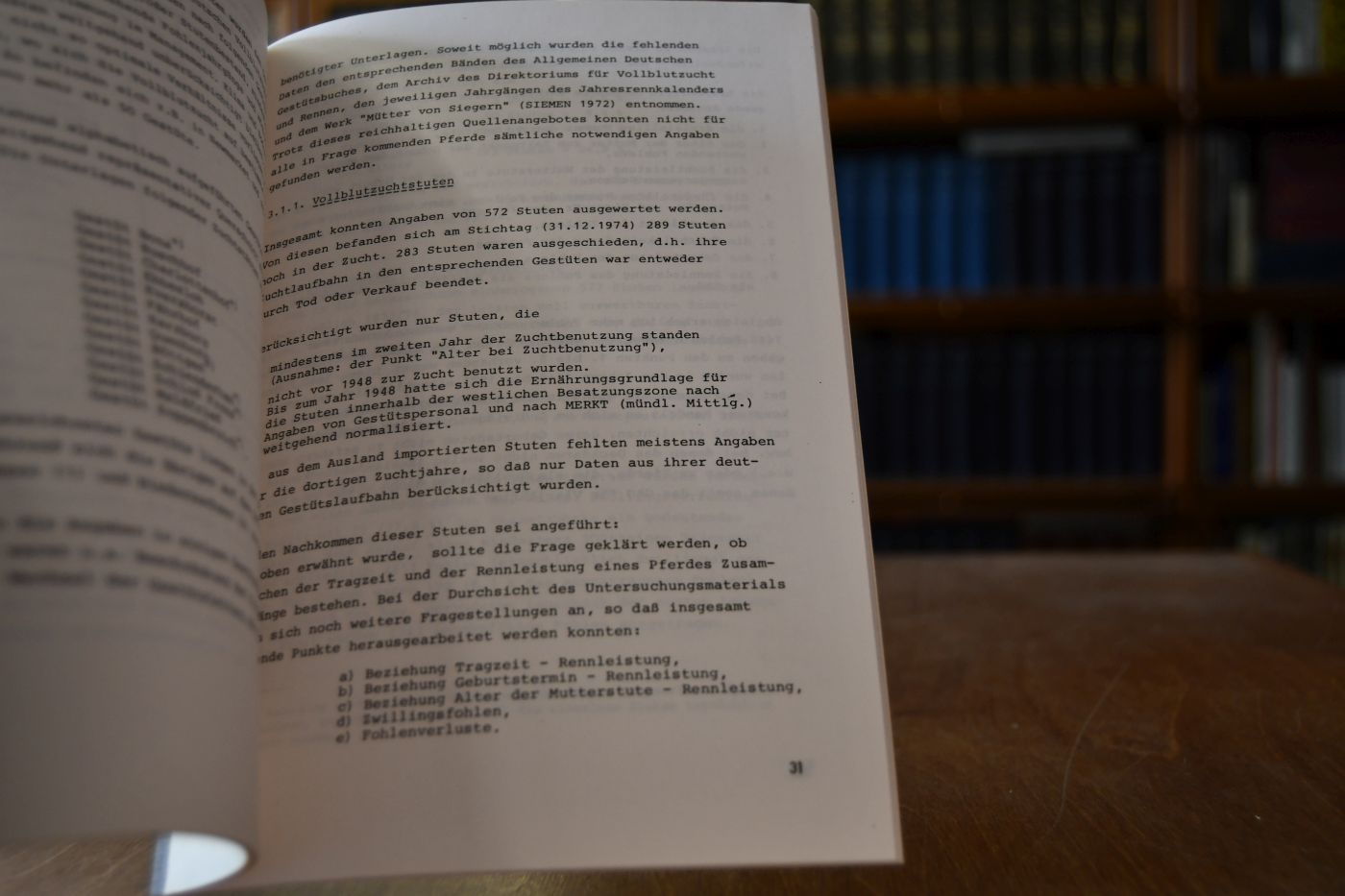 Vergleich von Trächtigkeitsdauer, Geburtsmonat und Alter der Mutter mit der Rennleistung von Vollblutpferden sowie Erhebungen über Zwillingsträchtigkeit und Fohlenverluste.