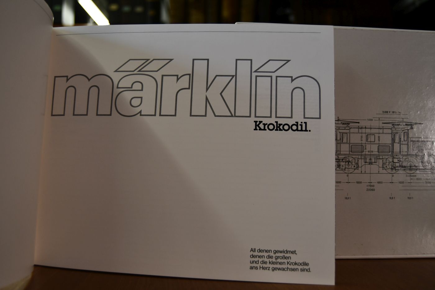 Kasette mit 3 Broschuren 1. H.S. Stammer, Märklin Krokodil, 96 S. 2. Eberhard Nitschke, Märklin, 125 Jahre, 128 S. 3. Peer und Ulrich Blumenschein, Märklin Digital, 80 S.